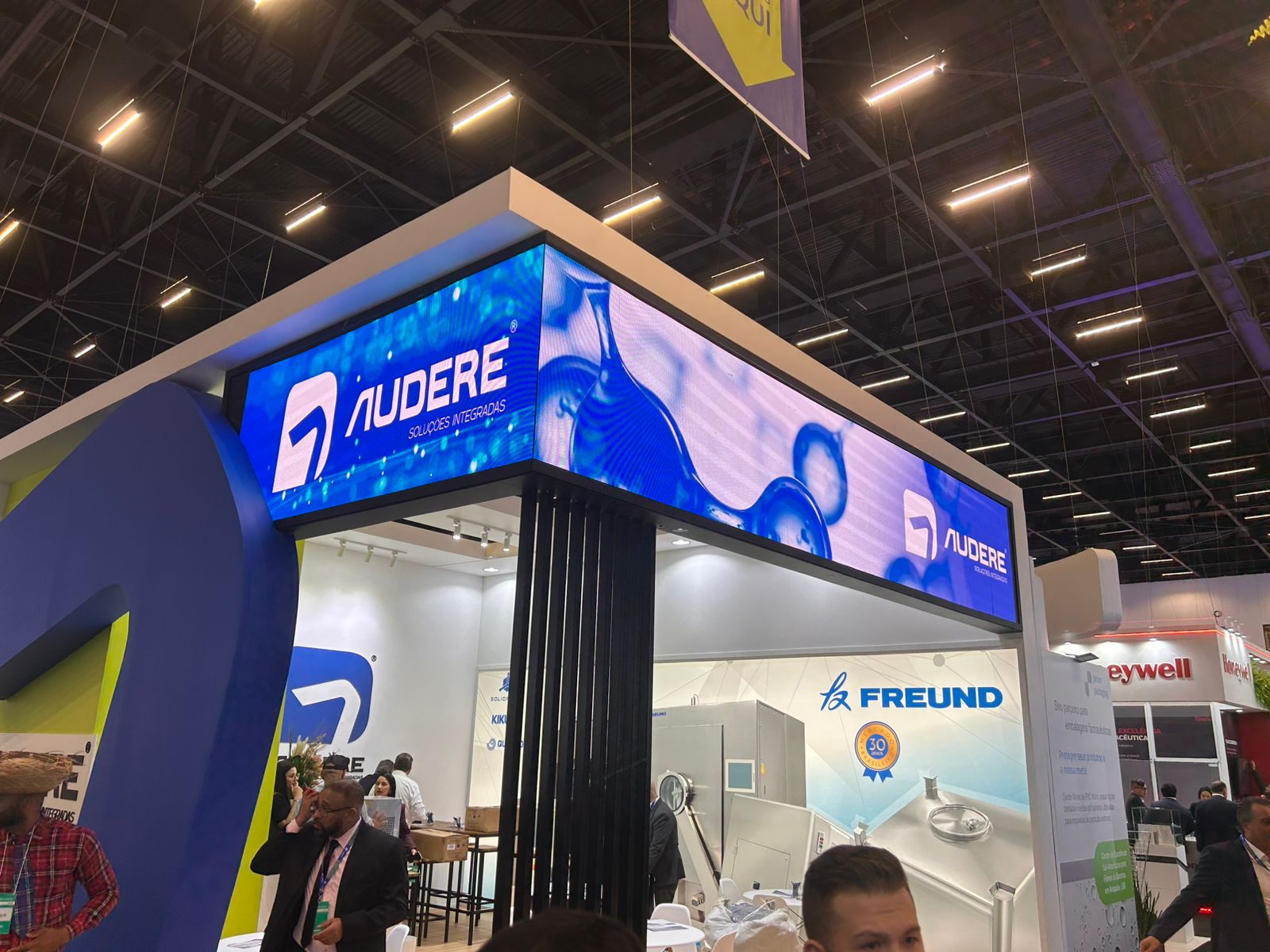 Aluguel de Painel de Led flexível -aluguel de Totem interativo Touch screen-Aluguel de Holobox e holograma 3d em Porto Alegre