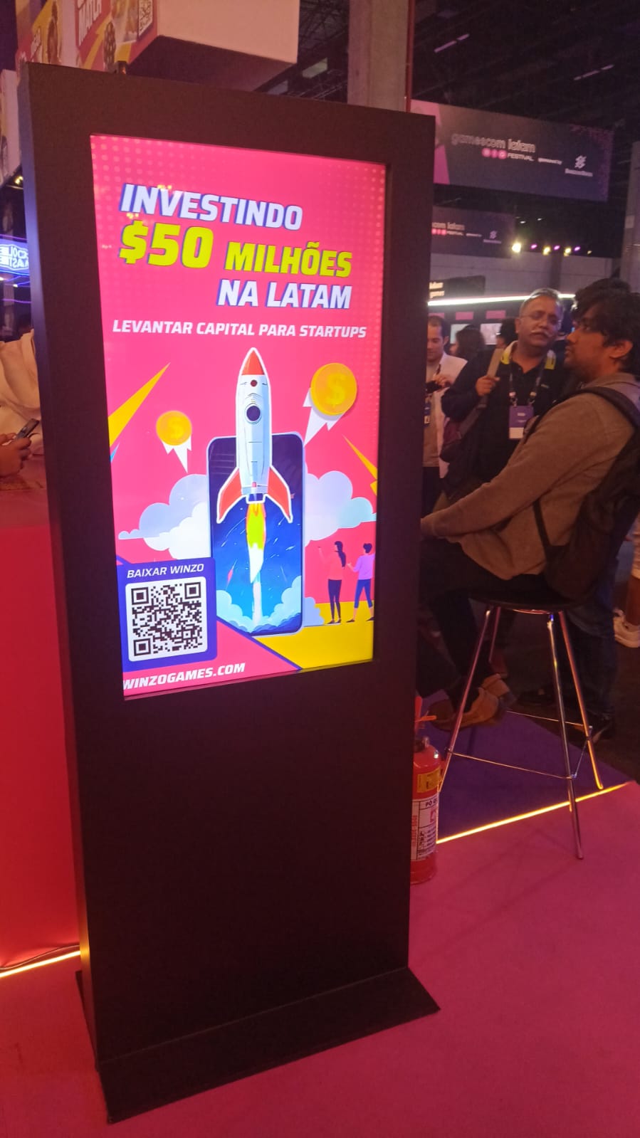 Aluguel de Totem Touch Screen Personalizado em Porto Alegre com Adesivagem, Software Interativo e Suporte Técnico para Eventos 2026