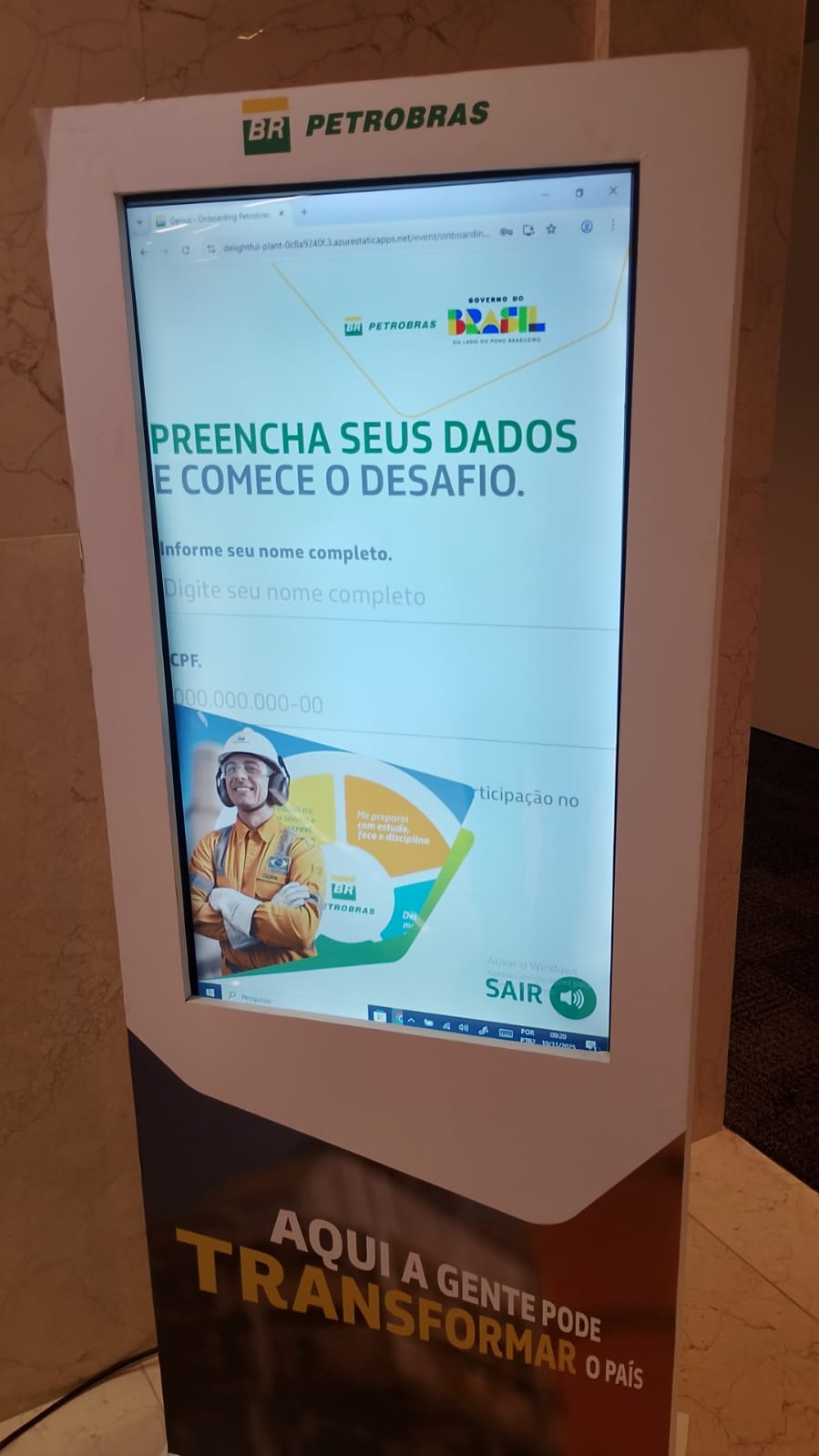 Locação de Totem Touch Screen, Telões e TVs 4K em Porto Alegre – Equipamentos Modernos para Feiras, Stands e Eventos de Grande Porte 2026