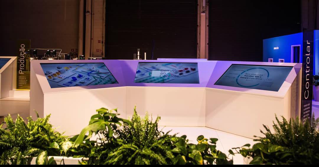 Aluguel de Totem Touch Screen Personalizado em Porto Alegre com Adesivagem, Software Interativo e Suporte Técnico para Eventos 2026