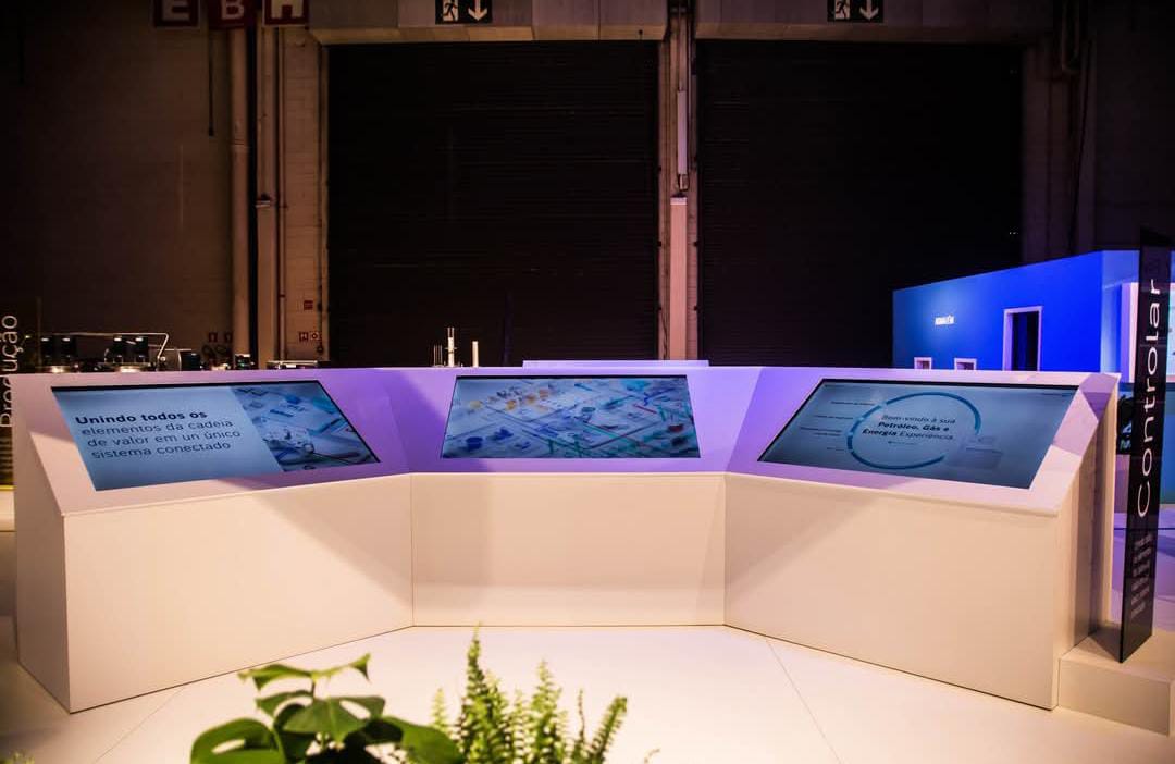 Aluguel de Totem Touch Screen Personalizado em Porto Alegre com Adesivagem, Software Interativo e Suporte Técnico para Eventos 2026