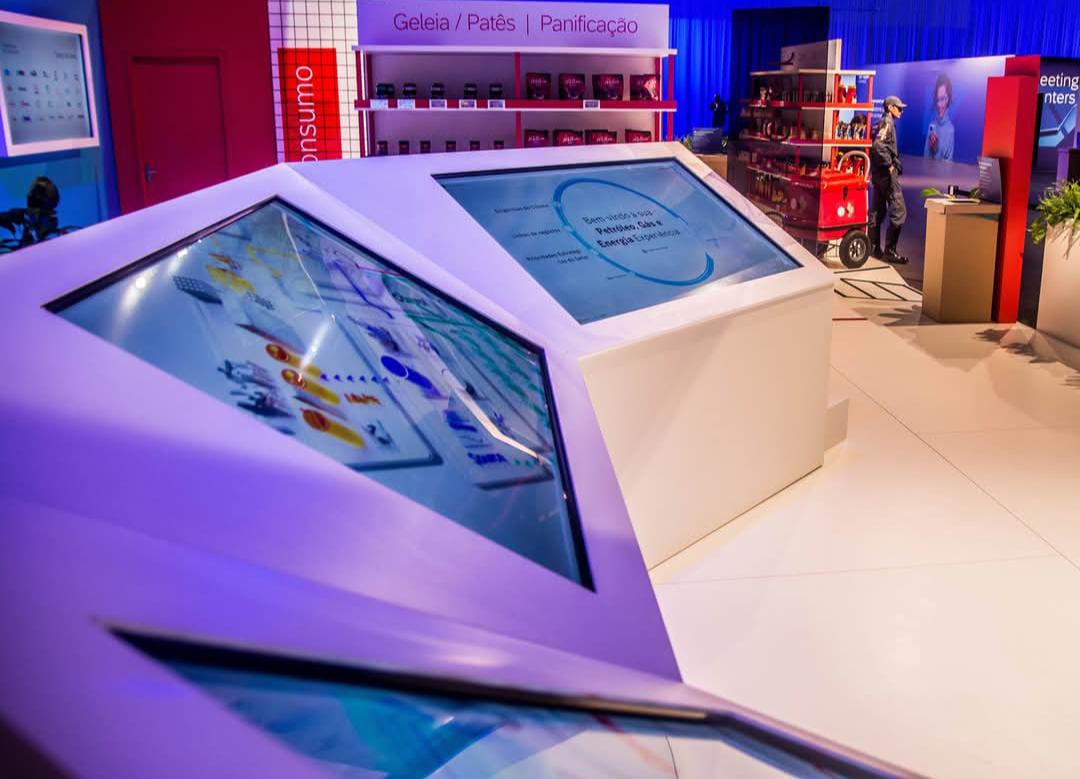 Locação de Painéis de LED, Videowall, TVs Touch Interativas, Monitores 4K, Projetores, Microfones e Iluminação para Feiras e Eventos Corporativos no RS