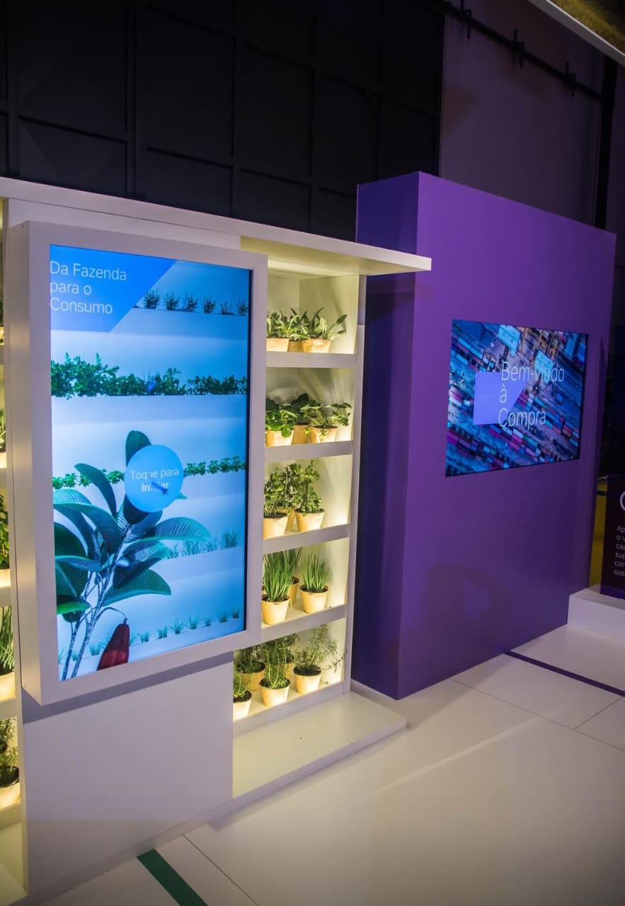 Locação de totem digital touch screen para feiras e congressos.
