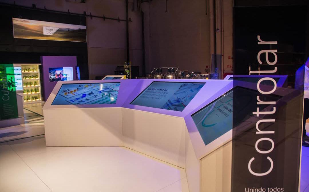 Aluguel de Totem Touch Screen Personalizado e Equipamentos Audiovisuais para Stands, Eventos e Congressos em Porto Alegre 2026